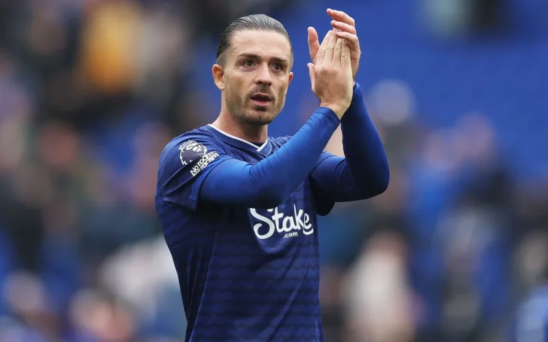 جاك غريليش يتعهد بالعودة أقوى بعد جراحة القدم ونجم إنجلترا يطمئن جماهيره